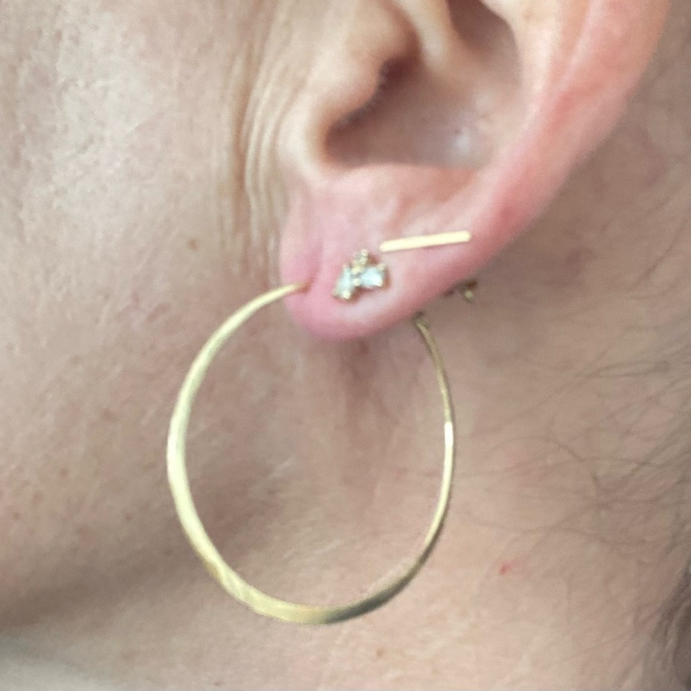 Gorgeous Vintage one of a kind thin gold hoops / one side hammered, other smooth - Picture 10 of 10